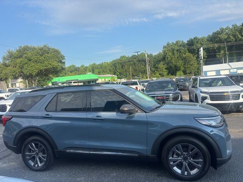 Used 2025 Ford Explorer Active w/ Active Comfort Package AWD/4WD image 5