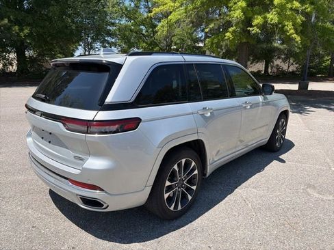 Used 2022 Jeep Grand Cherokee Overland w/ Luxury Tech Group IV AWD/4WD image 5