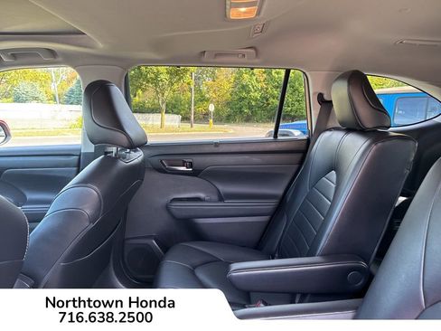 Used 2022 Toyota Highlander XLE image 19