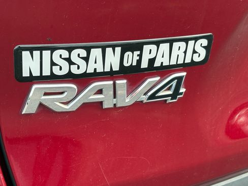 Used 2021 Toyota RAV4 XLE Premium FWD image 9
