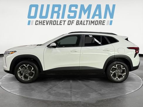 Used 2025 Chevrolet Trax LT w/ Driver Confidence Package FWD image 3