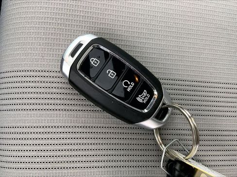 Used 2025 Hyundai Venue SEL image 14