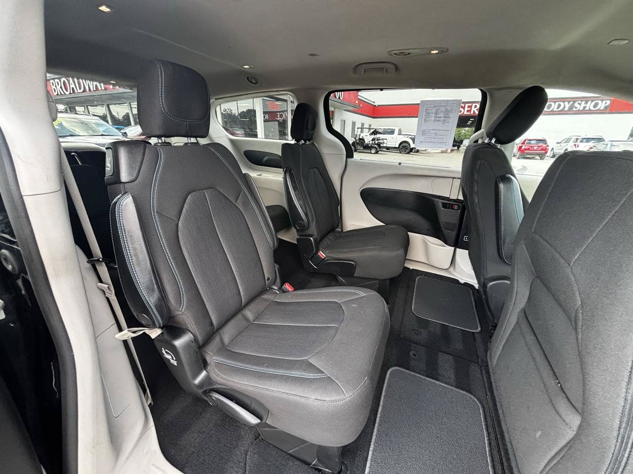 Used 2021 Chrysler Pacifica Touring FWD image 12
