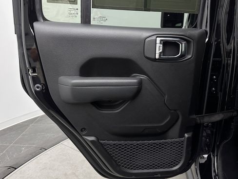 Used 2025 Jeep Wrangler Unlimited Rubicon AWD/4WD image 22