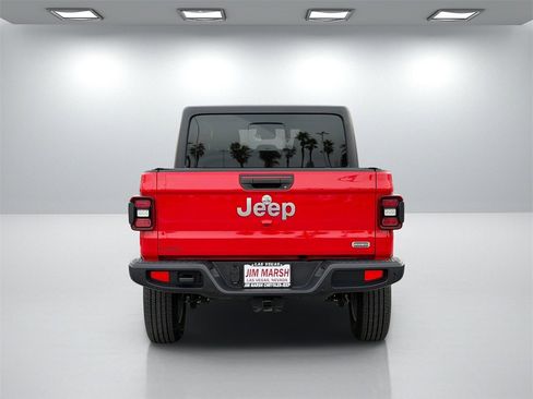 Used 2020 Jeep Gladiator Overland image 4