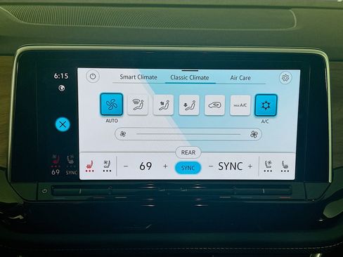 Used 2025 Volkswagen Atlas SE image 24