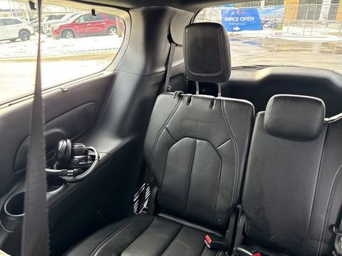 Used 2018 Chrysler Pacifica Touring-L w/ Premium Audio Group image 19