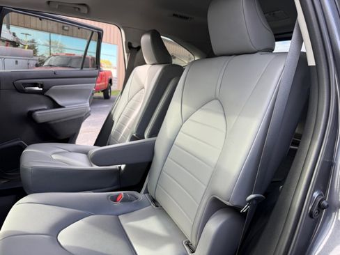 Used 2021 Toyota Highlander XLE image 18