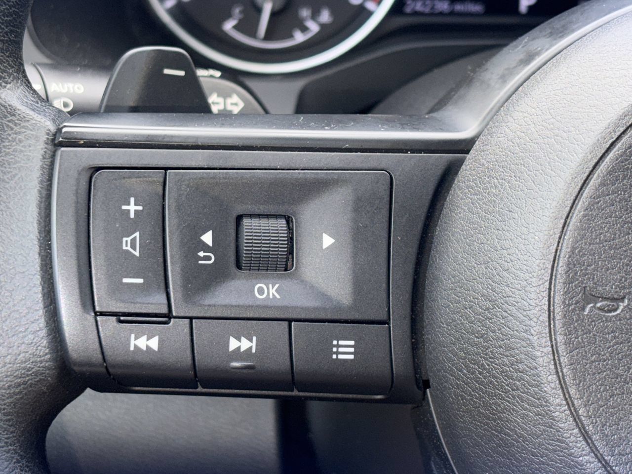 Used 2024 Nissan Pathfinder S FWD image 10