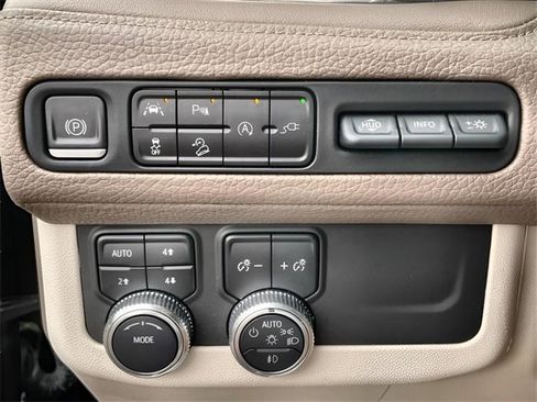 Used 2021 GMC Yukon Denali w/ Denali Premium Package image 19