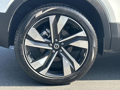 Certified 2025 Volvo XC40 B5 Plus image 27