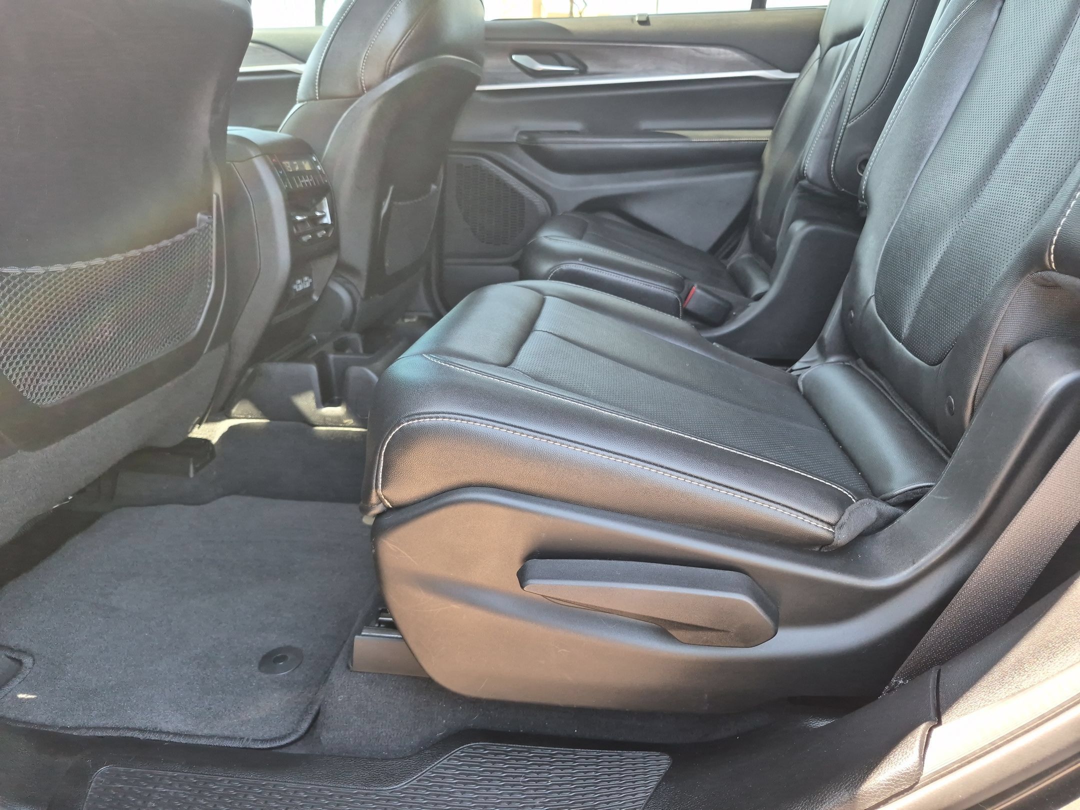 Used 2023 Jeep Grand Cherokee L Limited w/ Luxury Tech Group II RWD image 22