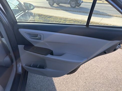 Used 2015 Toyota Camry LE image 36