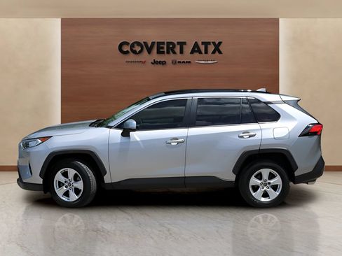 Used 2019 Toyota RAV4 XLE w/ Convenience Package FWD image 2