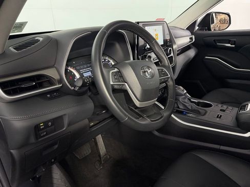 Used 2025 Toyota Highlander XLE image 21