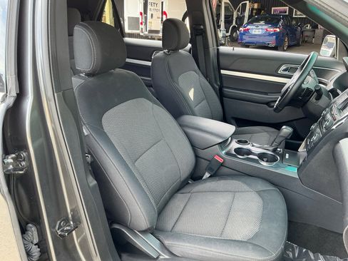 Used 2017 Ford Explorer XLT image 21