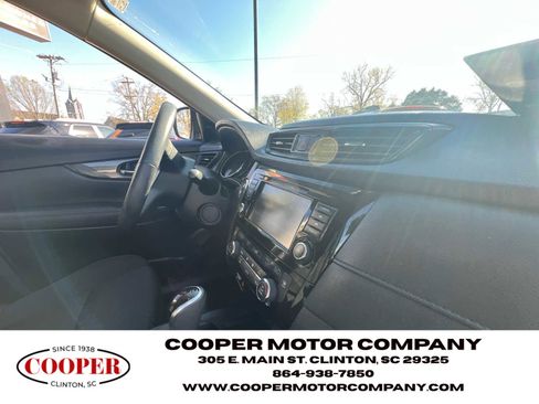 Used 2018 Nissan Rogue SV w/ Premium Package image 18