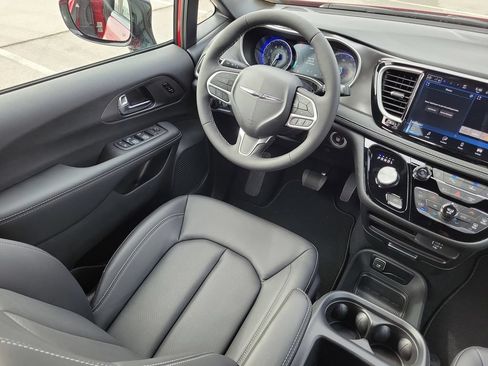 New 2026 Chrysler Pacifica Select FWD image 15