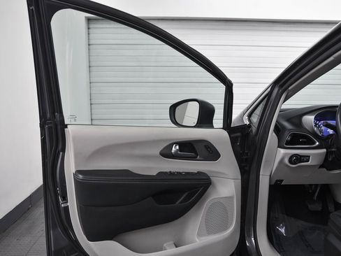 Used 2023 Chrysler Pacifica Touring-L image 9