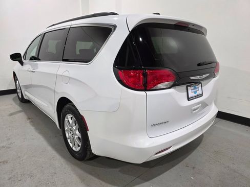 Used 2022 Chrysler Voyager LX image 37