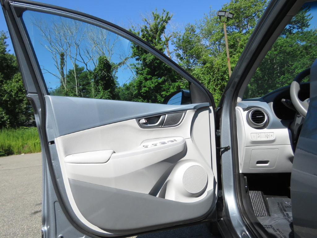 Used 2019 Hyundai Kona Limited w/ Cargo Package FWD image 9