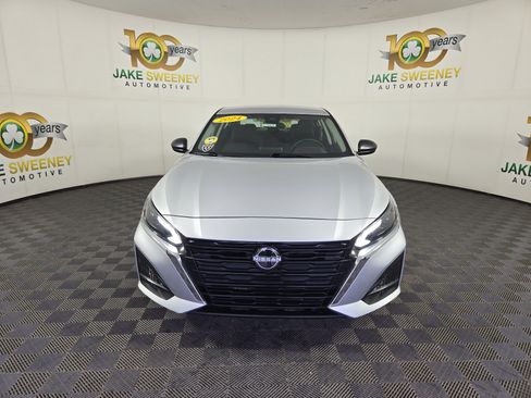Used 2024 Nissan Altima 2.5 SV FWD image 2