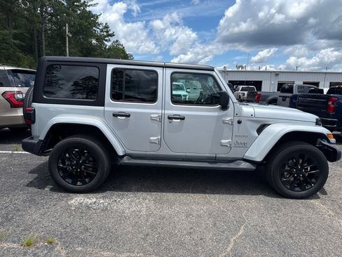 Used 2023 Jeep Wrangler Unlimited Sahara w/ Cold Weather Group AWD/4WD image 8