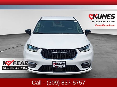 Used 2024 Chrysler Pacifica Touring-L FWD image 2