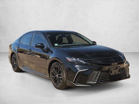 Used 2025 Toyota Camry SE w/ Convenience Package FWD image 3