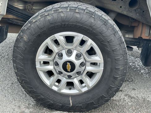 Used 2024 Chevrolet Silverado 2500 LT AWD/4WD image 11