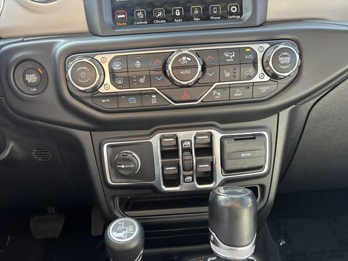 Used 2021 Jeep Wrangler Unlimited Sahara AWD/4WD image 25