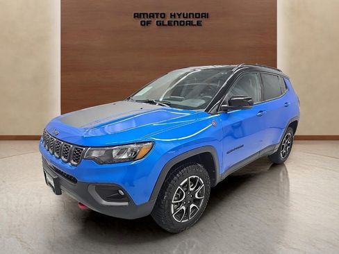Used 2025 Jeep Compass Trailhawk image 2