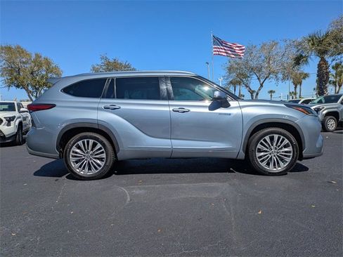 Used 2021 Toyota Highlander Platinum image 3