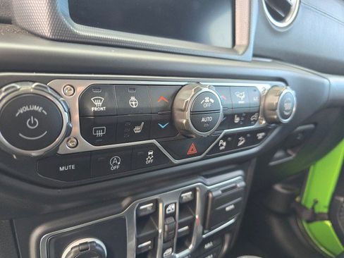 Used 2018 Jeep Wrangler Unlimited Sahara image 34