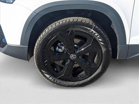 New 2025 Volkswagen Taos SE image 10