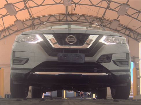 Used 2020 Nissan Rogue SV image 4
