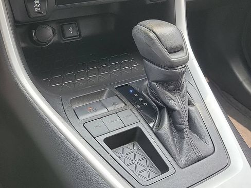 Used 2021 Toyota RAV4 XLE FWD image 17