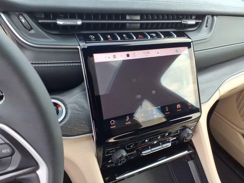 Used 2024 Jeep Grand Cherokee Limited w/ Luxury Tech Group II AWD/4WD image 18