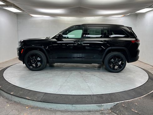 New 2025 Jeep Grand Cherokee Limited w/ Luxury Tech Group II AWD/4WD image 2