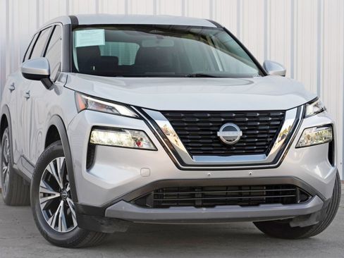 Used 2023 Nissan Rogue SV image 2