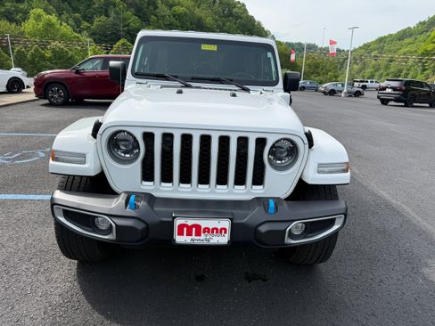 Used 2023 Jeep Wrangler Sahara w/ Cold Weather Group AWD/4WD image 4