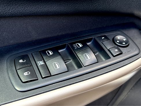Used 2018 Jeep Cherokee Latitude w/ Altitude Package FWD image 3