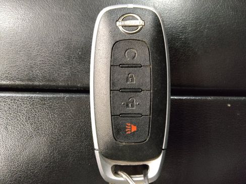 Used 2023 Nissan Rogue SV image 32