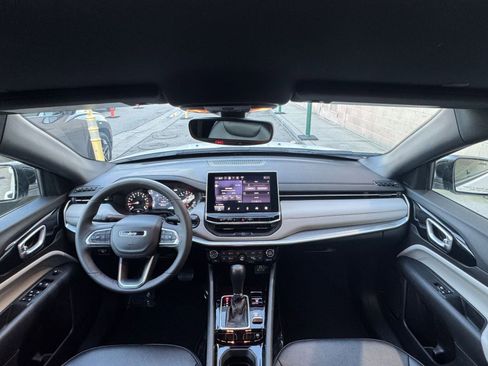 Used 2025 Jeep Compass Limited image 33