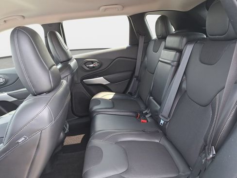 Used 2018 Jeep Cherokee Latitude Plus w/ Cold Weather Group AWD/4WD image 13