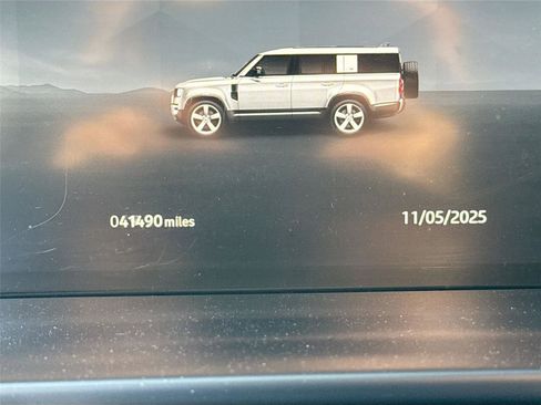 Used 2024 Land Rover Defender 130 X-Dynamic SE image 14