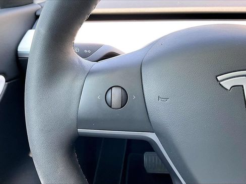 Used 2022 Tesla Model Y Long Range AWD/4WD image 30