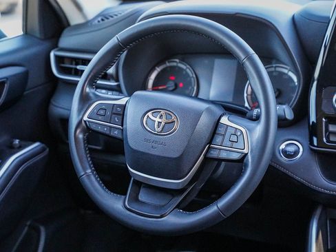 Certified 2022 Toyota Highlander LE image 16