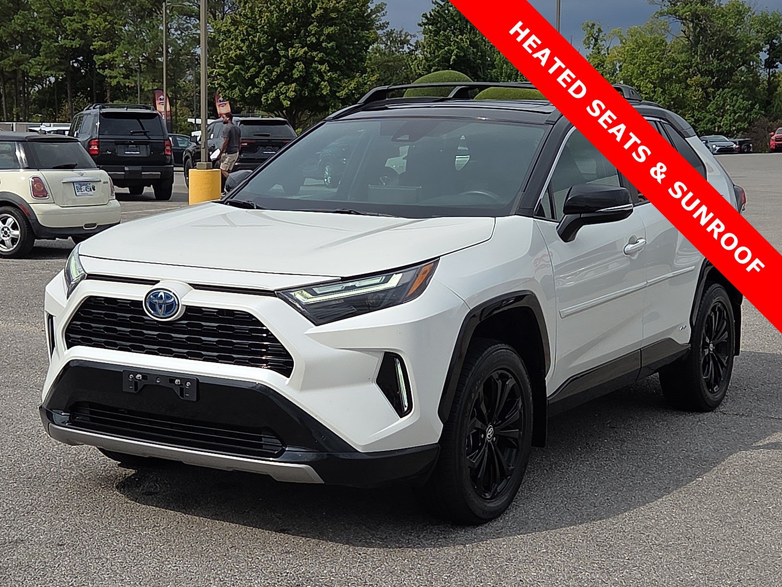Used 2022 Toyota RAV4 XSE AWD/4WD image 2
