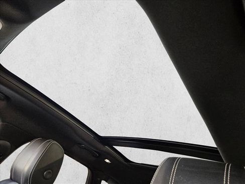 Used 2021 Land Rover Range Rover Velar R-Dynamic S image 18